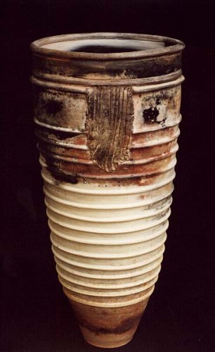 Fotograf: Erik Balle Poulsen
Værk  titel: Kretakrukke med bånd 
Værk  type: Keramik 
Materiale: Terra sigillata, reduceret 
Størrelse: 49x23 cm 
Færdiggjort: 1993 