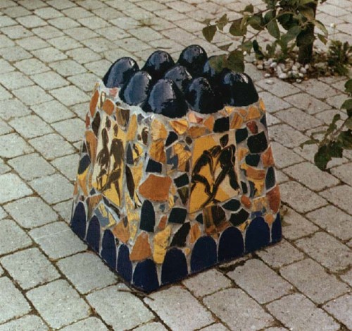 Fotograf: Eget foto
Værk  titel: Om forårets fristelser 
Værk  type: Skulptur 
Materiale: Keramik på beton 
Størrelse: 50x50x50 cm. 
Færdiggjort: 1989 
Placering: Privat have i Risskov 