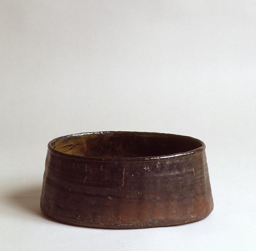 Fotograf: Erik Balle Poulsen
Værk  titel: Sort oval cylinder med facetter 
Værk  type: Skål 
Materiale: Keramik 
Størrelse: 9x20 cm. 
Færdiggjort: 1997 