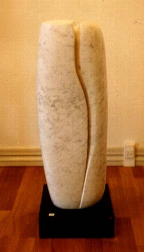 Fotograf: Eget foto
Værk  titel: Samhørighed 
Værk  type: Skulptur 
Materiale: Carrara marmor 
Størrelse: 75 x 30 x 30 cm 
Færdiggjort: 1988 
Placering: Højdedraget 32, Skanderborg 