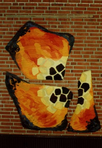 Fotograf: Alssund Skolernes Kunstcirkel
Værk  titel: Giraf 
Værk  type: Billedvæv 
Materiale: Hør, sisal, tov m.m. 
Størrelse: 3 dele, samlet mål: 225 x 170 cm 
Færdiggjort: 1986 
Placering: Amnesty International 