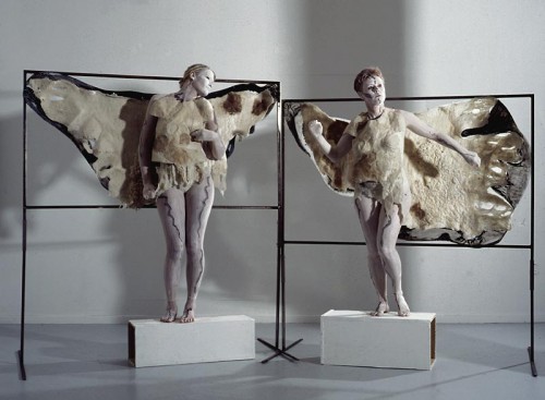 Fotograf: Erik Balle Poulsen
Værk  titel: Performance Moira 
Værk  type: Kropsinstallation 
Materiale: Filt, plexiglas, metal, cykellak + menneskekrop 
Størrelse: 200 x 400 x 50 cm 
Færdiggjort: 1993 