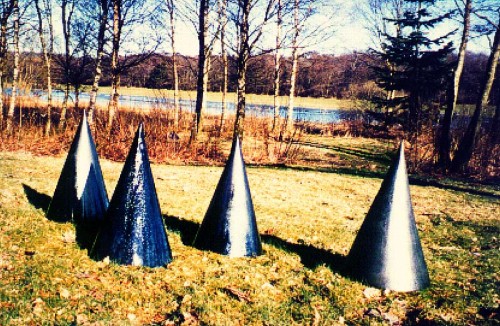 Fotograf: Eget foto
Værk  titel: Kegler 
Værk  type: Skulptur 
Materiale: Stentøj 
Størrelse: 70x40 cm 
Færdiggjort: 1992 