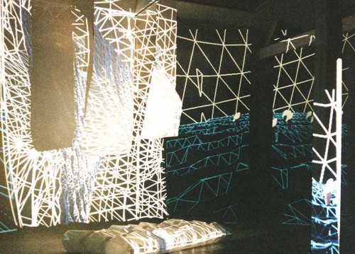 Fotograf: Eget foto
Værk  titel: bitmap 96-5 
Værk  type: Dias-installation 
Materiale: Dias, computerbilleder, foto og musik 
Størrelse: 300 x 1200 cm 
Færdiggjort: 1996 