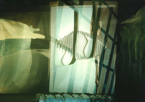 Fotograf: Eget foto
Værk  titel: bitmap 96-7 
Værk  type: Dias-installation 
Materiale: Dias, computerbilleder, foto og musik 
Størrelse: 300 x 1200 cm 
Færdiggjort: 1996 