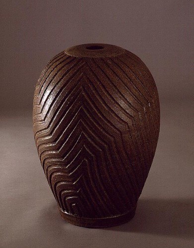 Fotograf: Rolf Linder
Værk  titel: Uden titel 
Værk  type: Vase 
Materiale: Saltglaseret brændefyret keramisk stentøj 
Størrelse: 85x50 cm. 
Færdiggjort: 1991 