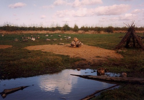 Fotograf: Henrik Westergaard Poulsen
Værk  titel: Del af naturlegeplads 
Værk  type: Træskulptur 
Materiale: Træ 
Færdiggjort: 1997 
Placering: Marienlund, Århus N 