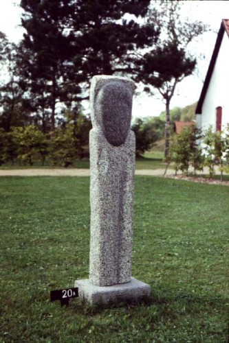 Fotograf: Eget foto
Værk  titel: Stele 
Værk  type: Skulptur 
Materiale: Granit 
Størrelse: 145 x 35 x 25 cm 