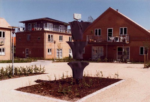 Fotograf: Eget foto
Værk  titel: Uden titel 
Værk  type: Skulptur 
Materiale: Træ, marmor, jern 
Størrelse: Højde 350 cm 
Færdiggjort: 1993 
Placering: Gl. Skolevej, Herning 