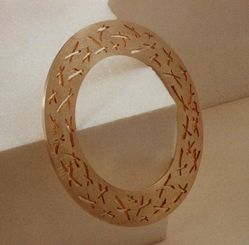 Fotograf: Mette Østberg
Værk  titel: Armring 
Værk  type: Smykke 
Materiale: Sølv med forgyldning 
Færdiggjort: 1995 