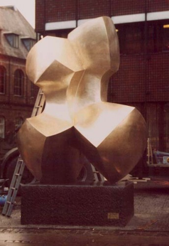 Fotograf: Eget foto
Værk  titel: Dialog 
Værk  type: Skulptur 
Materiale: Bronze 
Færdiggjort: 1990 
Placering: Rådhuspladsen 