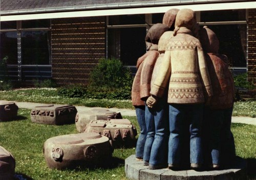 Fotograf: Eget foto
Værk  titel: Børnegruppe med tingsten 
Værk  type: Skulpturgruppe 
Materiale: Polykrom beton 
Størrelse: Ca. 160 x 100 cm - sten 40 x 800 cm 
Færdiggjort: 1981 
Placering: Kastrup Centralskole 