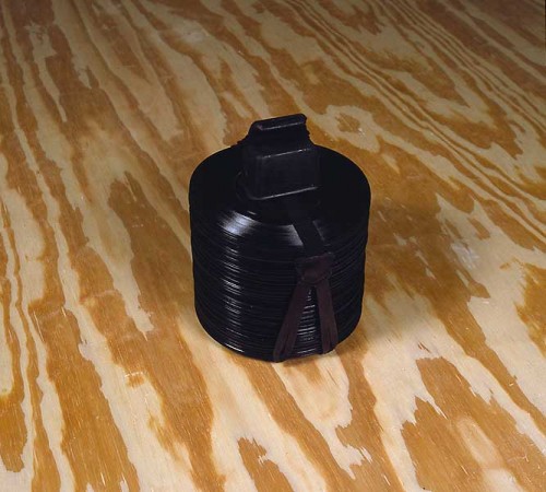 Gummi, elastik, läder, singleplader   Rubber / Elastic / Leather / Singlerecords
22 x 17 x 17 cm 
Assemblage
1991
Foto:Erik Steffensen