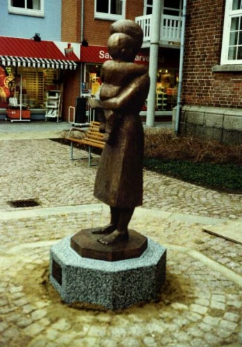 Fotograf: Eget foto
Værk  titel: Mennesket 
Værk  type: Skulptur 
Materiale: Bronze 
Størrelse: Ca. 200x80x80 cm 
Færdiggjort: 1992 
Placering: P. Møllers Plads, Brønderslev 