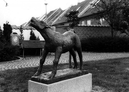 Fotograf: Helge Krempin
Værk  titel: Kalv 
Værk  type: skulptur 
Materiale: bronze 
Størrelse: Højde 89 cm  
Færdiggjort: 1983 
Placering: Nørregade i Varde 
