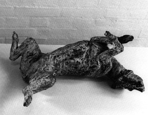 Fotograf: Helge Krempin
Værk  titel: Legende hund 
Værk  type: skulptur 
Materiale: pat.br. ler 
Størrelse: Længde 47 cm l 
Færdiggjort: 1975 
Placering: Sønderjyllands Kunstmuseum 