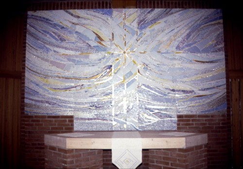 Fotograf: Eget foto
Værk  titel: Altertavle/væg 
Værk  type: Udsmykning 
Materiale: Glasmosaik på mærværk 
Størrelse: 220x350 cm. 
Færdiggjort: 1986 
Placering: Lindeskov Kirke 