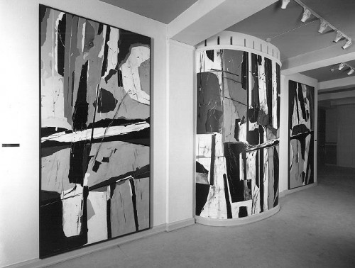 Fotograf: Fotostudio Gunnar Larsen
Værk  titel: Mykines 
Værk  type: Collage - udsmykning 
Materiale: Silketrykt papir  og oliekridt 
Størrelse: tre sektioner a 122x280 cm. 
Færdiggjort: 1996 
Placering: Odense teater   &Oslash;vrigt: Skænket af Albani Fonden 