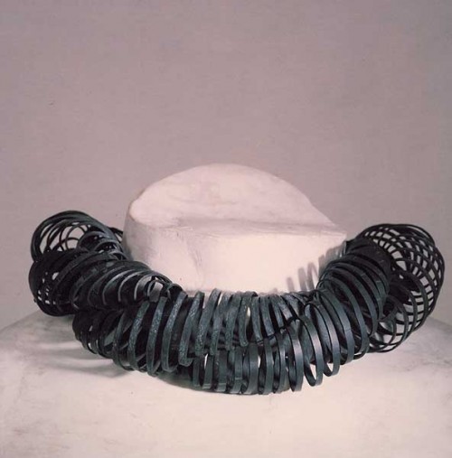 Fotograf: Kurt Nørregaard
Værk  type: Halssmykke 
Materiale: Gummi og sølv 
Størrelse: 13 x 13 cm 
Færdiggjort: 1998 