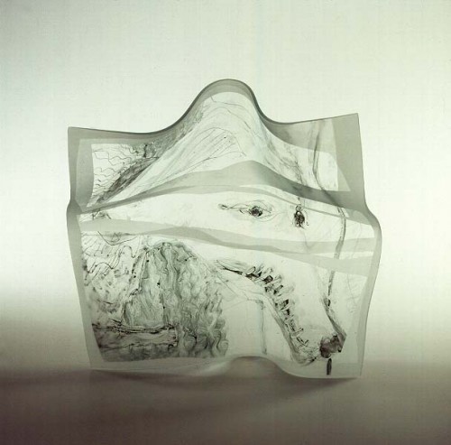 Fotograf: Dorte Larsen
Værk  titel: Erindring I 
Værk  type: Glasskål 
Materiale: Planglas, graveret og sandblæst 
Størrelse: 33x33x33 cm. 
Færdiggjort: 1989 
Placering: Kanagawa, Japan 