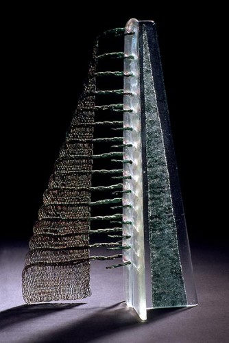 Fotograf: Ole Akhøj
Værk  titel: Uden top 
Værk  type: Skulptur 
Materiale: Kobbertråd og glas 
Størrelse: 30x12x10 cm 
Færdiggjort: 1997 