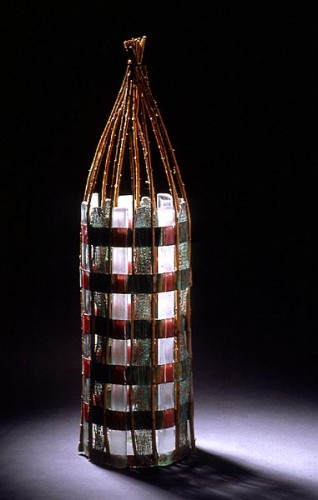 Fotograf: Ole Akhøj
Værk  titel: Uden titel 
Værk  type: Skulptur 
Materiale: Kobbertråd, glas og pil 
Størrelse: 60x14x14 cm 
Færdiggjort: 1997 