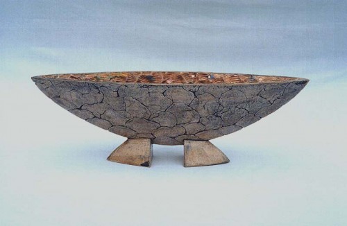 Fotograf: Eget foto
Værk  titel: Bådform 
Værk  type: Brugsting/skulptur 
Materiale: Keramik dekoreret med begitning 
Størrelse: Højde 16 cm - bredde 15 cm - længde 50 cm 
Færdiggjort: 1995 