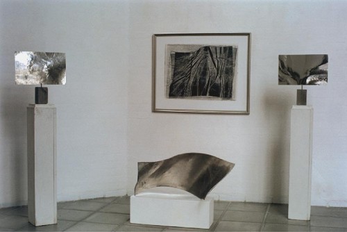 Fotograf: Rene Andersen
Værk  titel: Udsnit af udstilling 
Værk  type: Monolitografi og skulptur 
Færdiggjort: 1997 