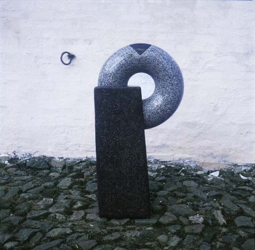 Fotograf: Eget foto
Værk  titel: Uden titel 
Værk  type: Skulptur 
Materiale: Granit 
Størrelse: Ca. 1 m høj 
Færdiggjort: 1993 
Placering: Privateje 