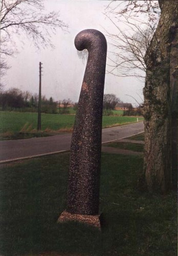 Fotograf: Eget foto
Værk  titel: Uden titel 
Værk  type: Skulptur 
Materiale: Granit 
Størrelse: Ca. 2,20 m høj 
Færdiggjort: 1990 