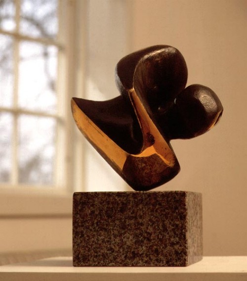 Fotograf: Claudi Thyrrestrup
Værk  titel: Harmoni 
Værk  type: Skulptur 
Materiale: Bronze incl. granitsokkel 
Størrelse: 30x20x20 cm 
Færdiggjort: 1993 