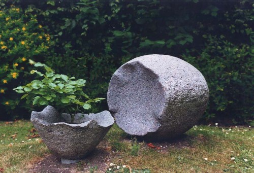 Fotograf: Eget foto
Værk  titel: Ægget 
Værk  type: Skulptur 
Materiale: Granit 
Størrelse: 50x90 cm 
Færdiggjort: 1991 
Placering: Holbæk Kirke 