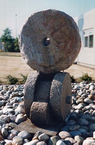 Fotograf: Eget foto
Værk  titel: Solvognen 
Værk  type: Vandkunst 
Materiale: Granit 
Størrelse: 130x90x100 cm 
Færdiggjort: 1990 
Placering: K.S. Transport, Aalborg 