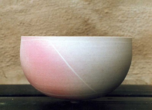 Fotograf: Eget foto
Værk  titel: Skål med rosa og blår skær 
Materiale: Porcelæn begittet med sgrafitto 
Færdiggjort: 1985 
Placering: Museum für Moderne Keramik 