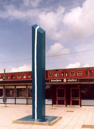 Fotograf: Eget foto
Værk  titel: Det blå tårn 
Værk  type: Skulptur 
Materiale: Stål 
Størrelse: 600x60x600 cm 
Færdiggjort: 1991 
Placering: Avedøre Stationsplads, Kbh. 