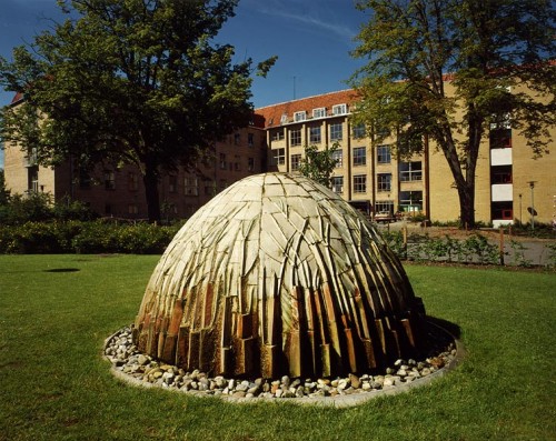 Fotograf: Lone Mengel
Værk  titel: Vandkunst 
Værk  type: Skulptur 
Materiale: Stentøj på fiberbeton 
Størrelse: 160 x 330 cm. 
Færdiggjort: 1983 
Placering: Svendborg Sygehus 