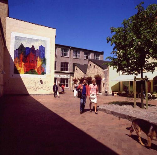 Fotograf: Svend Møller
Værk  titel: Forgængelig kunst 
Værk  type: Maleri 
Materiale: Olie på papir 
Størrelse: 500x400 cm 
Færdiggjort: 1987 
Placering: Brandts Klædefabrik, Odense 