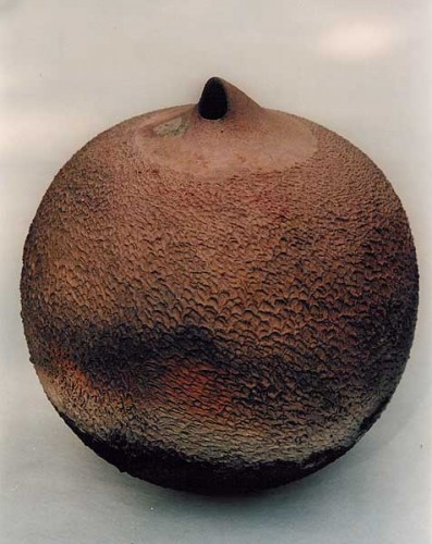 Fotograf: Eget foto
Værk  titel: Spor 
Værk  type: Keramik 
Materiale: Terra sigillata, saggar-fired 
Størrelse: 26 x 22 cm 