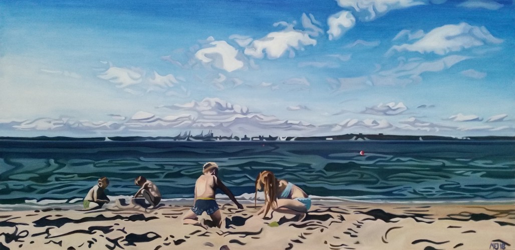 Fire børn leger på solbeskinnet strand foran Århus bugt og Århus i baggrunden. Bestilling. 100x50 cm.