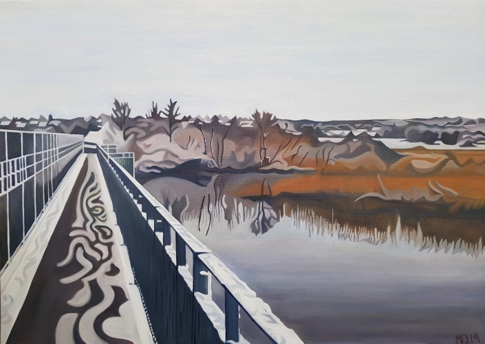 En sneklædt bro strækker sig over blankt vand og sivskov og ud i et vinterligt landskab. Motivet er fra togbroen over Gudenåen ved Randers. Maleriet måler 70x50 cm og koster 3500 kr. inkl. forsendelse.
