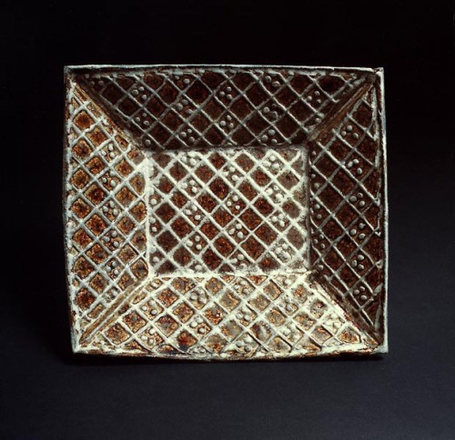 Fotograf: Erik Balle Poulsen
Værk  titel: Firkantet fad 
Værk  type: Kunsthåndværk 
Materiale: Stentøj 
Størrelse: 23x24 cm 
Færdiggjort: 1994 
Placering: Privateje 