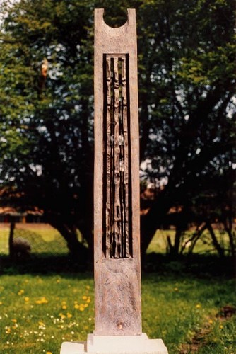 Fotograf: Christen Nørrelykke
Værk  titel: Stele: Relationship 
Værk  type: Skulptur 
Materiale: Træ (patineret mahogni) 
Størrelse: 190 cm 
Færdiggjort: 1995 
Placering: Liljehuset, Odense 