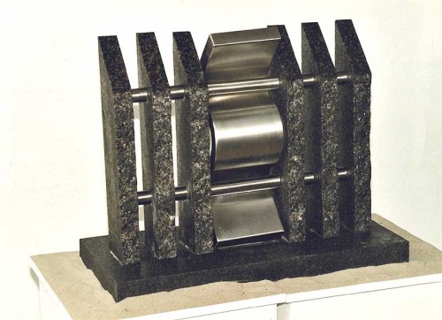 Fotograf: Eget foto
Værk  titel: Energi 
Værk  type: Skulptur 
Materiale: Granit og rustfrit stål 
Størrelse: 270 cm høj 
Færdiggjort: 2001 