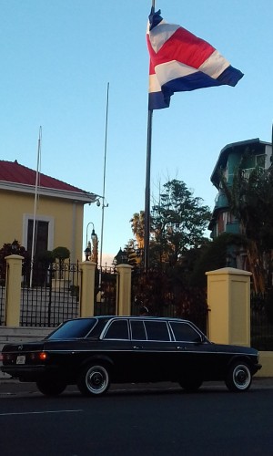 COSTA RICA FLAG LIMUSINA MERCEDES