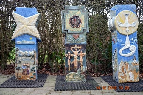 I påsken 2019 blev disse 3 skulpturer afsløret på Tårs Kirkegård. De hedder Jul, Påske, Pinse, hvorfor. Bagsiden viser, hvordan vi holder disse helligdage, og jeg forsøger at vise hvorfor. De 3 fotos er bagsiderne af skulpturerne.