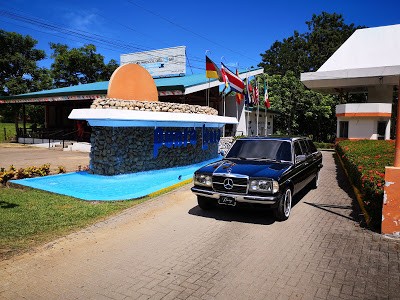 Hotel & Club Punta Leona, Jacó. 300D MERCEDES W123 LIMOUSINE TRANSPORTATION