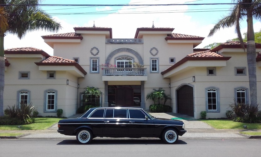 LARGE-MANSION-IN-COSTA-RICA-WITH-LIMO.jpg